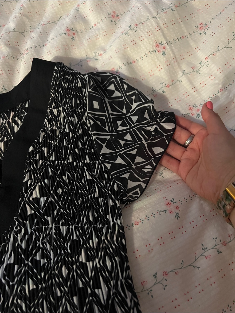NICOLA Black & White Floral Smocked Tunic Top - Picture 7 of 10